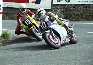 Johnny Rea Gallery: Ian King (Harris Honda) and Johnny Rea (Yamaha) 1993 Supersport 400 TT