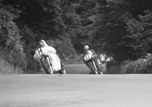 Irish ace Tommy Robb (GMS) leads Governor's Bends; 1961 Lightweight TT