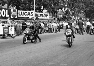 1970 Junior Tt Collection: Jack Findlay (Aermacchi, 11) and Giacomo Agostini (MV) 1970 Junior TT
