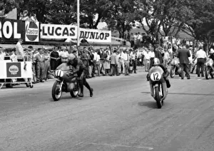 Jack Findlay (Aermacchi, 11) and Giacomo Agostini (MV) 1970 Junior TT