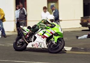 Images Dated 19th September 2011: Jason Griffiths (Yamaha) leaving Parliament Square: 1999 Formula One TT