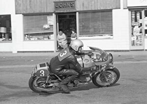 Images Dated 30th October 2015: Jeff Wade (Laverda SFC) at Ramsey, 1972 Production TT