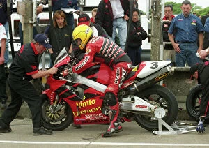 Images Dated 3rd February 2013: Joey Dunlop pit-stop; 2000 Formula one TT