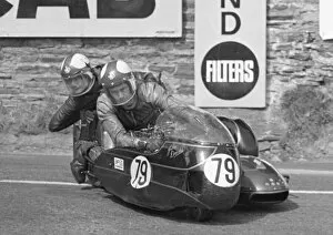 Images Dated 17th June 2022: John Davies & William Williams (Rumble Yamaha) 1975 1000 Sidecar TT