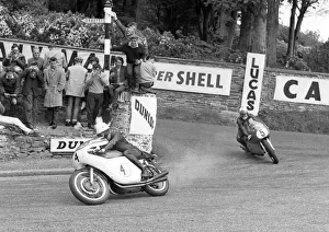 Images Dated 25th December 2021: John Hartle (Gilera) and Mike Hailwood (MV) 1963 Senior TT