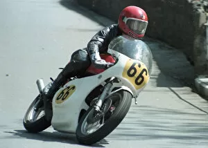 Images Dated 3rd November 2020: Larry Devlin (Yamaha) 1985 Senior TT