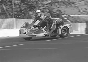 Mac Hobson / Gordon Russell (Yamaha) 1976 500 Sidecar TT