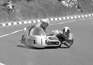 Images Dated 27th December 2021: Mac Hobson & Gordon Russell (Yamaha) 1975 500 Sidecar TT