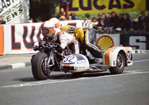 Images Dated 27th December 2021: Mac Hobson & Stuart Collins (Hamilton Yamaha) 1974 500 Sidecar TT