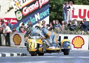 Images Dated 26th May 2021: Malcolm Aldrick & Paul Beasley (Hadleigh Kawasaki) 1976 1000 Sidecar TT
