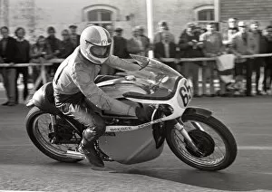 Images Dated 3rd April 2020: Malcolm Lucas (Bee Bee Norton) 1975 Senior TT