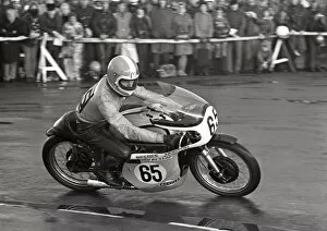 Images Dated 4th April 2020: Malcolm Lucas (Bee Bee Norton) 1975 Senior TT