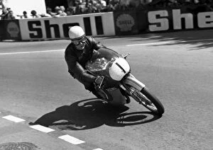 Images Dated 8th November 2016: Malcolm Uphill (Crooks Suzuki) 1968 Lightweight TT