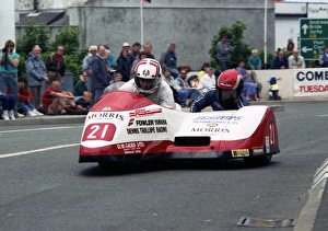 Images Dated 27th December 2017: Mick Hamblin & Keith Roberts (Yamaha) 1990 Sidecar TT