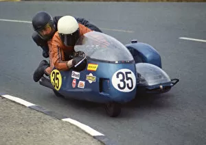 Eddie Hammond Gallery: Mick Potter & Eddie Hammond (BSA) 1974 750 Sidecar TT