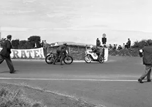 Images Dated 4th August 2021: Mike Abraham (BSA) and Terry Grotefeld (Honda) 1965 Southern 100