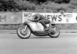Mike Hailwood Collection: Mike Hailwood and the bent MV: 1965 Senior TT