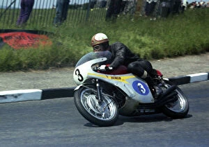 Images Dated 26th January 2018: Mike Hailwood (Honda) 1967 Junior TT