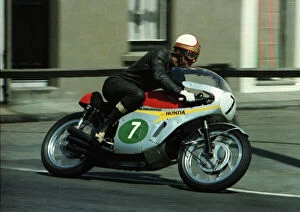 Mike Hailwood Gallery: Mike Hailwood (Honda) 1967 Lightweight TT