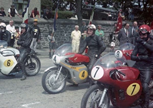 Mike Hailwood Gallery: Mike Hailwood (Honda) & Swiss Gyula Marsovszky (Matchless) 1967 Senior TT
