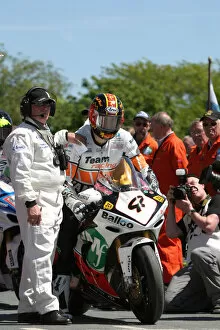 Images Dated 3rd June 2006: Paul Hunt (Yamaha) 2006 Superbike TT