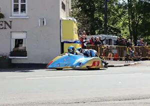 Pete Founds & Jevan Walmsley (Suzuki) leave Ballaugh Bridge