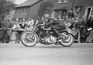 Images Dated 20th July 2012: Phil Heath (Vincent) on Bray Hill; 1952 Senior TT