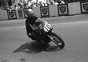 Images Dated 9th September 2016: Renzo Pasolini (Benelli) 1967 Junior TT