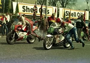 Images Dated 6th February 2018: Robin Milton (Yamaha) and Mark Farmer (Honda) 1986 Junior TT