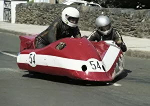 Images Dated 19th January 2018: Rod Bellas & Geoff Knight (Suzuki) 1985 Sidecar TT