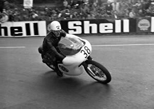 1969 Senior Manx Grand Prix Collection: Roger Davies (Matchless) 1969 Senior Manx Grand Prix