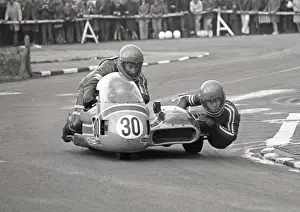 Roger Dutton & Tony Wright (Broad Yamaha) 1975 1000 Sidecar TT