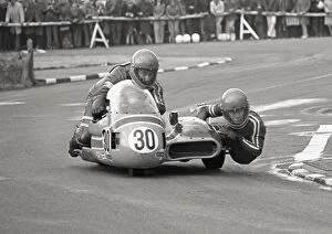 Images Dated 4th April 2020: Roger Dutton & Tony Wright (Broad Yamaha) 1975 1000 Sidecar TT