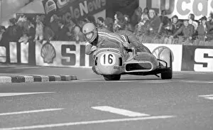 Images Dated 1st August 2016: Roger Dutton & Tony Wright (Yamaha) 1976 1000cc Sidecar TT