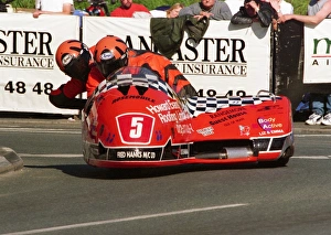 Roy Hanks Collection: Roy Hanks & Phillip Biggs (Molyneux Rose Yamaha) 1999 Sidecar TT