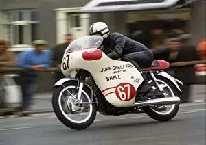 Images Dated 14th November 2015: Bill Smith (Honda) on Bray Hill; 1971 Production TT