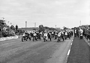 Images Dated 8th August 2021: Start 1965 Southern 100 Senior Race
