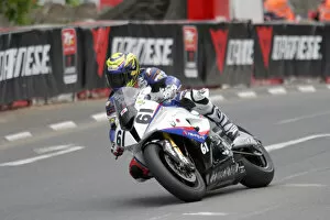 Images Dated 26th December 2021: Steve Heneghan at Braddan Bridge: 2011 Superbike TT