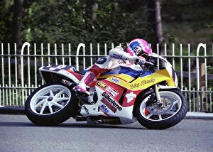 Images Dated 18th July 2011: Steve Hislop at Braddan Bridge: 1990 Supersport 400 TT