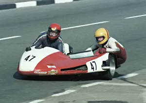 Images Dated 19th August 2020: Stuart Applegate & Rod Appleton (Yamaha) 1981 Sidecar TT