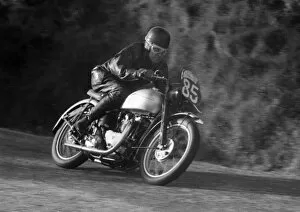 Images Dated 24th June 2019: T Southward (Triumph) 1952 Senior Clubman TT