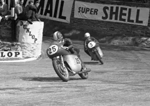 Tarquinio Provini leads Carlo Ubbiali (MV) 1959 Lightweight TT