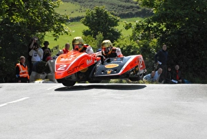 Images Dated 8th June 2009: TT win No. 14: Dave Molyneux at Ballaugh Bridge: 2009