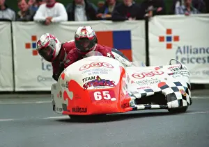 Vince Butler & Carl Pegg (Molyneux Yamaha) 2000 Sidecar TT