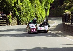 Images Dated 31st October 2016: Wally Saunders & Rick Roberts (Ireson Yamaha) 2002 Sidecar TT