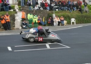 Images Dated 4th June 2005: Wally Saunders & Tim Dixon (Yamaha) 2005 Sidecar TT